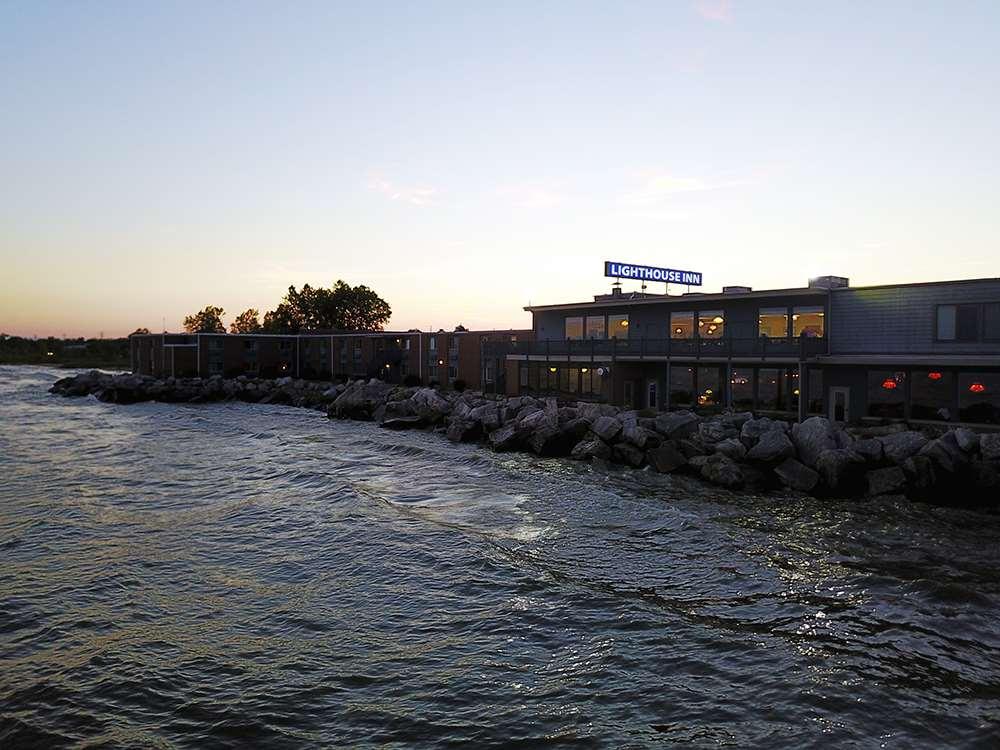 Lighthouse Inn - Two Rivers Exterior foto